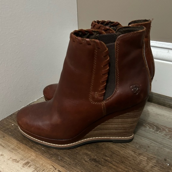 Women’s Ariat wedge ankle boots size 8B - Picture 2 of 7